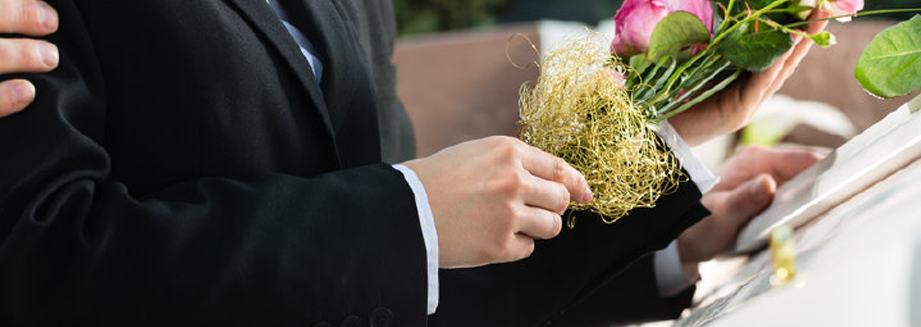 Respectful Behavior at Memorial Services: Etiquette Guidelines for appropriate behavior in the US